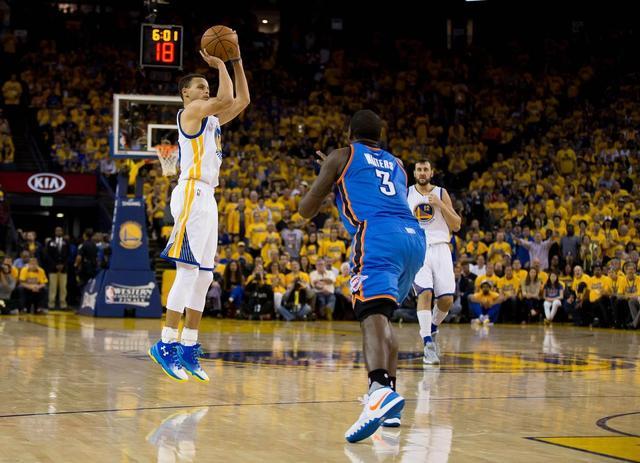 韦斯利-福法纳：埃斯特旺像队中的小宝宝，我们都在帮他适应（韦斯利·福法纳：埃斯特旺像队里最小的孩子，大家正帮他尽快融入）