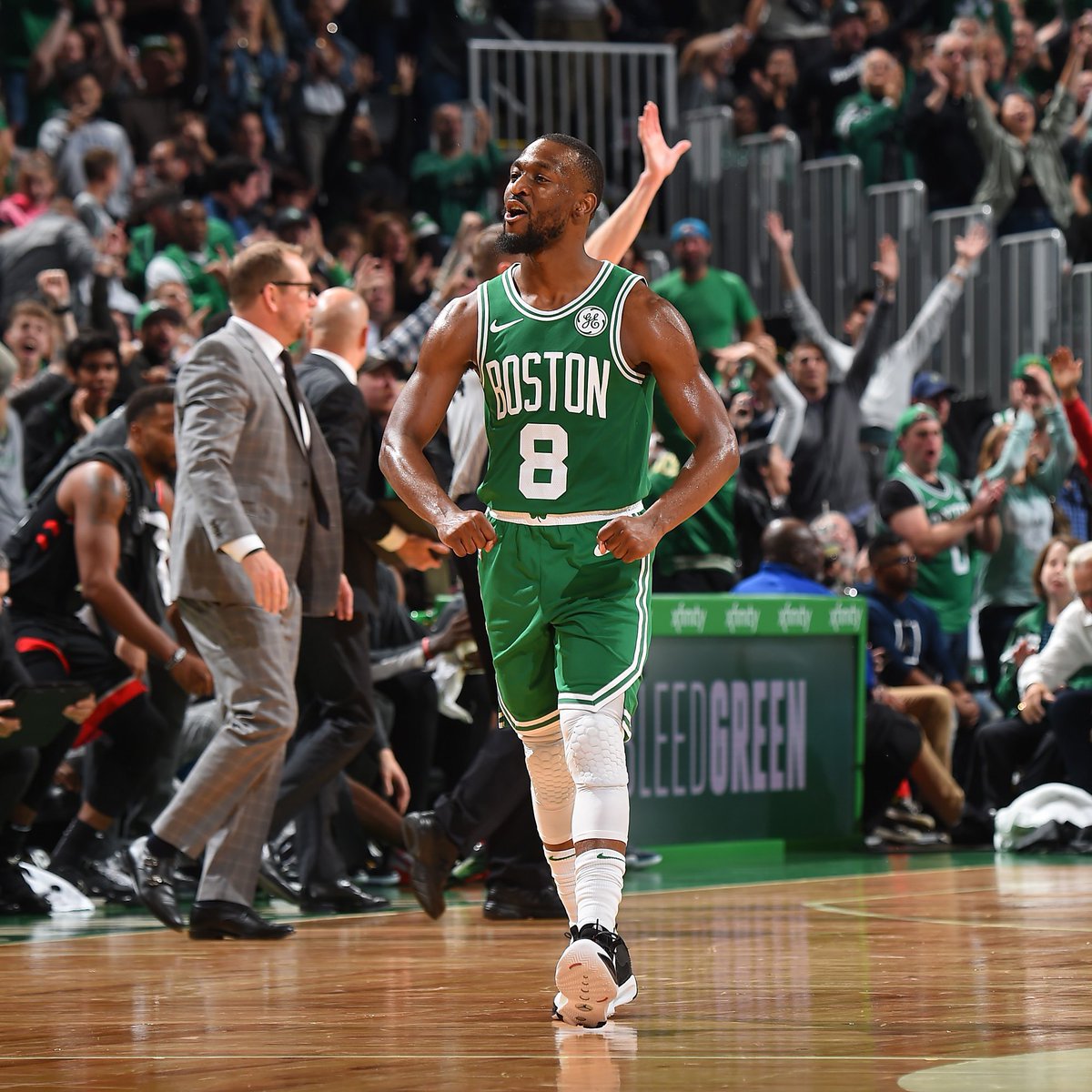 梅西出席梅西杯开幕活动，并与现场小球员们互动（梅西亮相梅西杯开幕式，与现场小球员亲切互动）