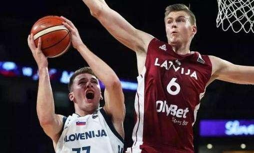 首节13分！杜兰特生涯第88次单节以百分百命中率得分上双（杜兰特首节砍下13分，生涯第88次单节命中率100%斩获上双得分）