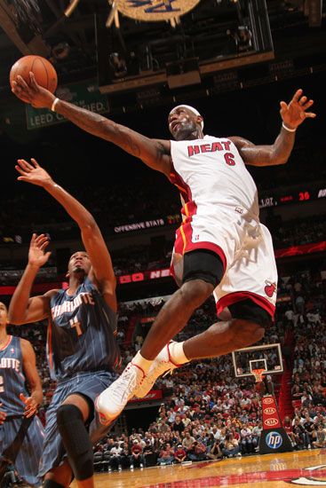 FIFA年度最佳男足教练候选：恩里克、斯洛特、弗里克在列（FIFA年度最佳男足教练候选名单：恩里克、斯洛特、弗里克入围）