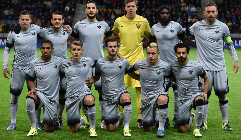 11球5助惊艳一赛季！王钰栋获2025年中超最佳青年球员（凭借11球5助的高光数据，王钰栋荣膺2025中超最佳青年球员）