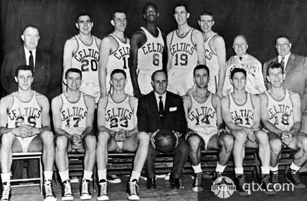 约基奇三双稳定输出率掘金大胜（约基奇三双如常发挥，掘金轻松大胜）