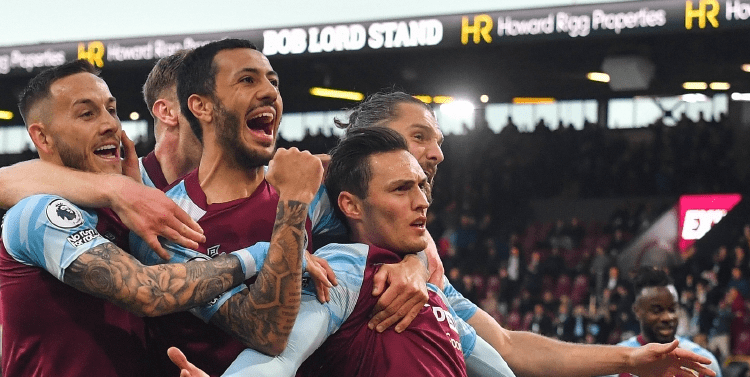 桑托斯3-0克鲁塞罗成功保级，塔西亚诺双响，若昂-施密特破门（桑托斯3比0完胜克鲁塞罗完成保级，塔西亚诺梅开二度，若昂-施密特建功）