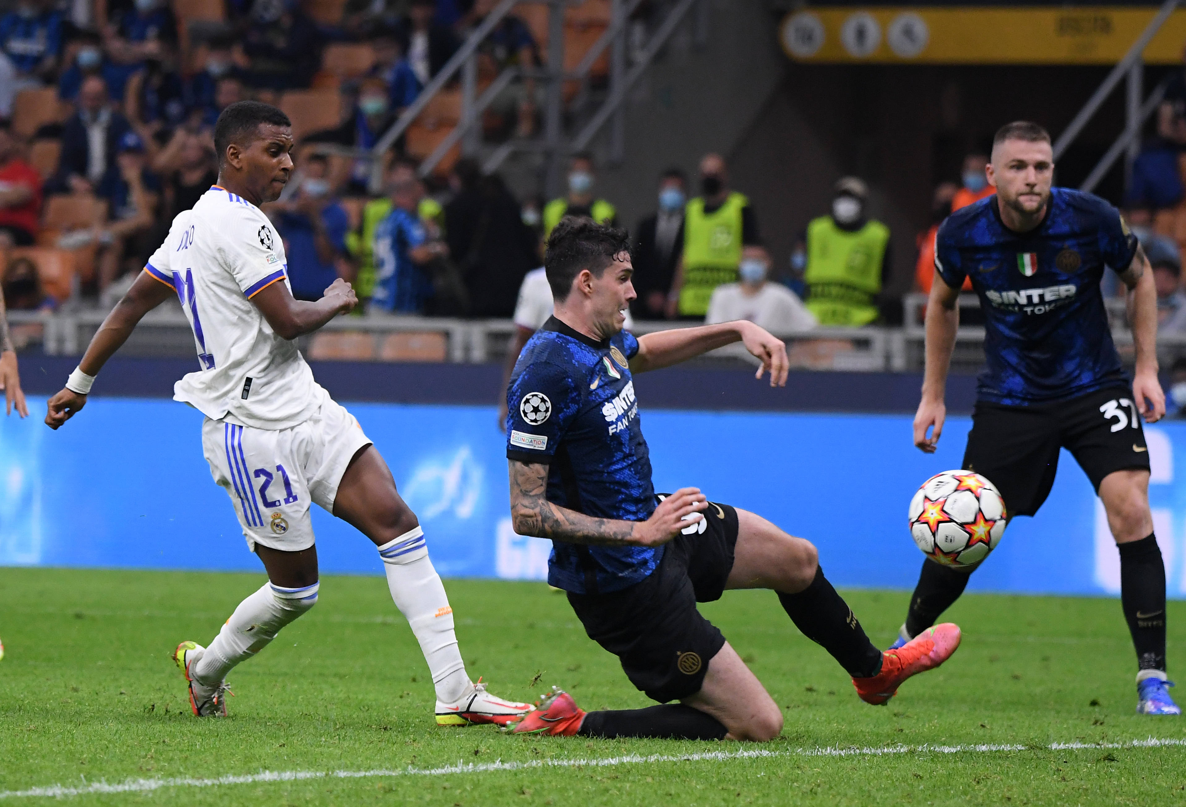 东契奇致里夫斯：很抱歉我成了你的队友；恭喜你成为我头号粉丝（东契奇对里夫斯说：抱歉与你同队，恭喜你荣膺我的头号粉丝）