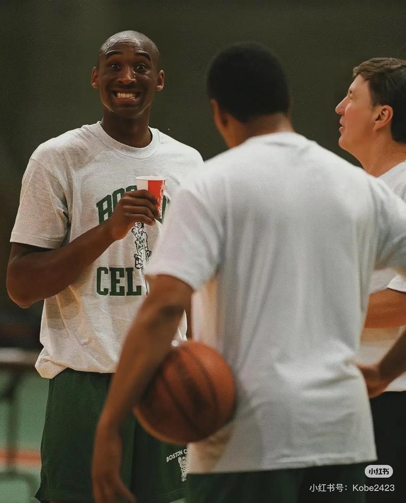 王大雷晒和女儿一起跳舞的视频，韦世豪：有点卡哇伊了（王大雷分享与女儿共舞视频，韦世豪留言：有点卡哇伊）