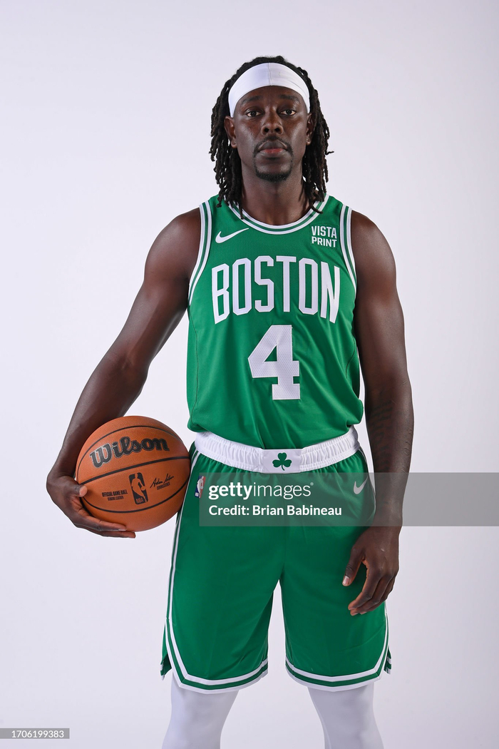 布朗本赛季第13次砍下30+，上赛季含季后赛仅10次（布朗本季30+已达13场，上季含季后赛才10场）