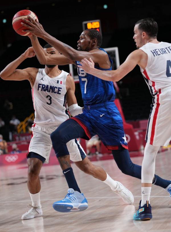 雨一直下！豪泽三分穿针 凯尔特人再打7-0将分差拉开到20分以上（雨势不歇！豪泽三分穿针，凯尔特人再掀7-0高潮将分差扩大至20+）