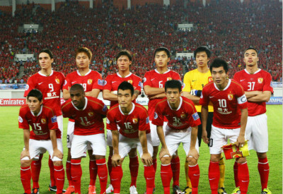 辽宁男篮连续两轮不敌广州龙狮，战绩止步杯赛，阵容调整和外援表现引发争议。（辽宁男篮两负广州龙狮止步杯赛，阵容变动与外援发挥成争议焦点）