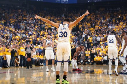 两个人都防不住！文班肆虐内线自投自抢 顶翻哈滕骑扣杰伦威！（双人夹击也拦不住！文班暴虐内线自投自抢，强顶哈滕骑扣杰伦威！）