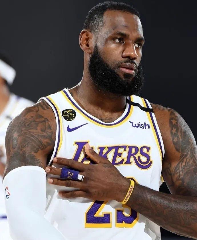 高手踢球都很省力（越是高手，踢球越轻松）