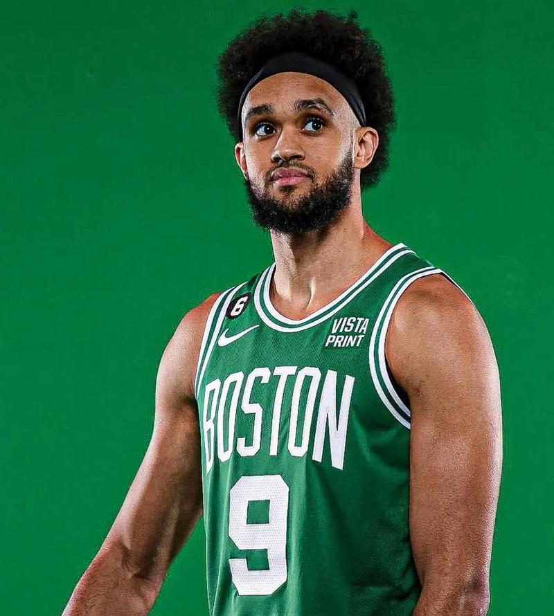 张佳玮：恩比德当下无球低效、高失误 不确定他还能否重回巅峰（张佳玮：恩比德无球表现低迷、失误频繁 能否重返巅峰仍存疑）