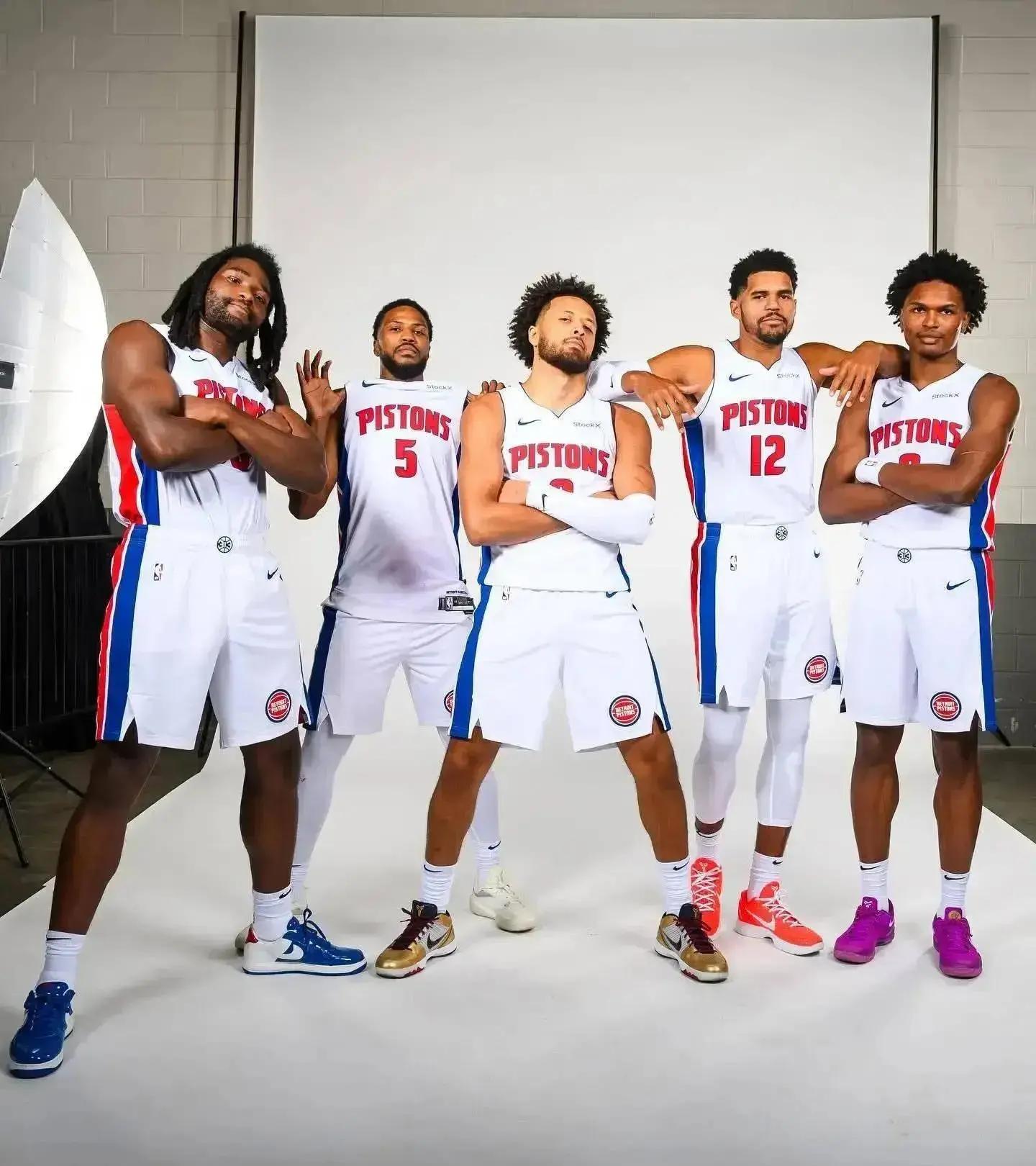 世体：对阵法鹰巴萨共有502人转卖门票，包括11名季票持有者（世体：巴萨战法鹰，502名球迷转售门票，其中11人为季票持有者）