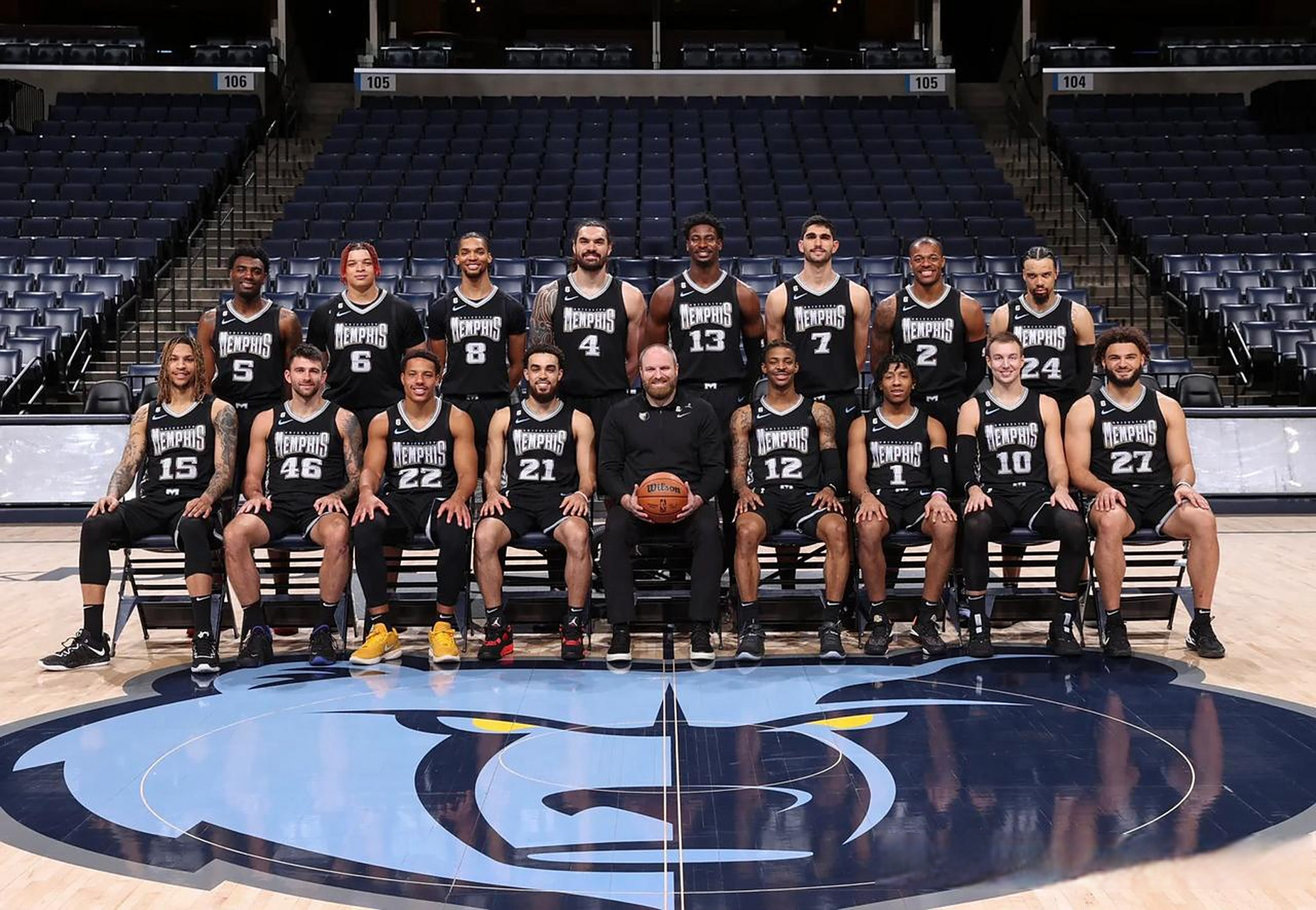 今年上海双雄争冠战启用外籍裁判，去年的主裁为傅明、李海新（今年上海双雄争冠对决将由外籍裁判执法，去年主哨为傅明、李海新）