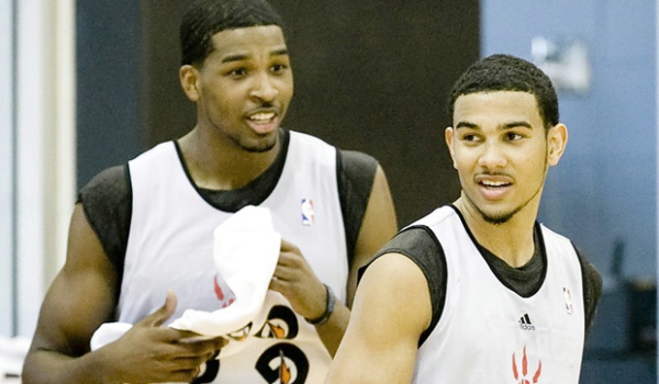 依旧犀利！郭艾伦弧顶摆脱徐杰直杀篮下拿到两分（锋芒不减！郭艾伦弧顶晃开徐杰直冲篮下强取两分）