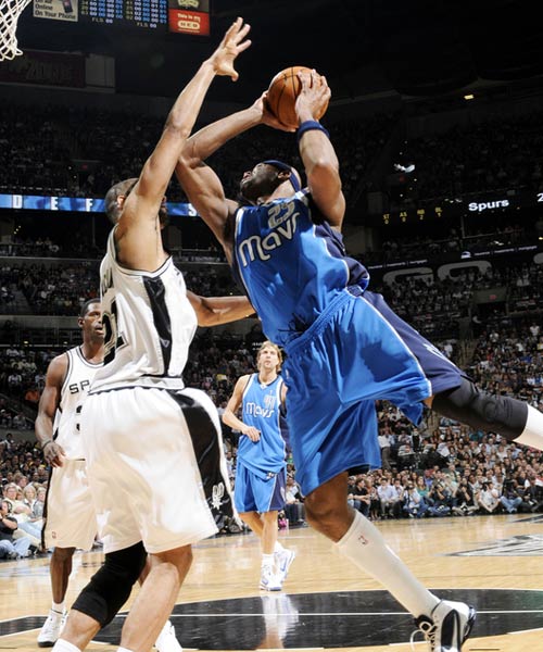 库蒂尼奥为小儿子庆祝生日，一家人身穿他效力过球队的球衣（库蒂尼奥为幼子庆生，全家穿上他昔日效力球队的球衣）