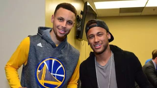 太疼了，萨勒马克尔斯被对手踩中后在地上抽动（萨勒马克尔斯遭对手踩踏，痛得倒地抽搐）